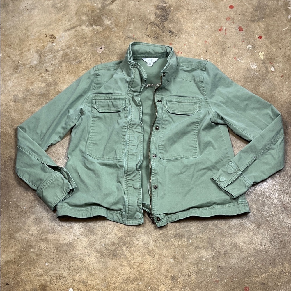 Crown & Ivy Sage Green Canvas/utility cropped Jacket
Size: XS